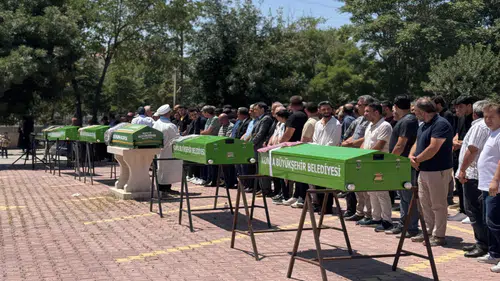 Antalya'daki kazada hayatını kaybeden 5 kişinin cenazeleri defnedildi