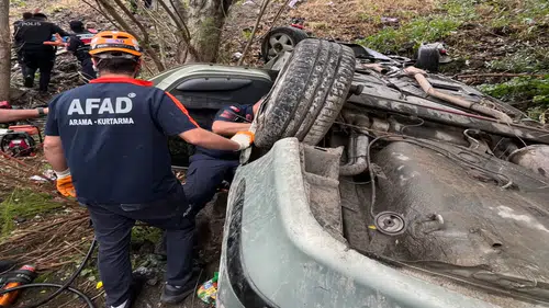 Devrilen otomobildeki 1 çocuk öldü, 4 kişi yaralandı
