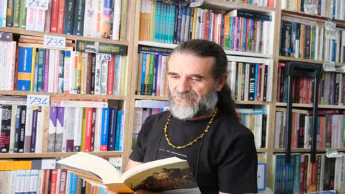 Kitap sevgisini 53 bin eserlik sahaf dükkanına taşıdı