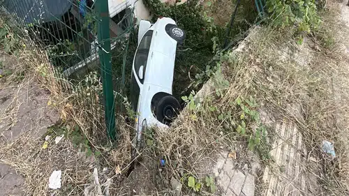 Otomobil apartmanın bahçesine uçtu; 1 yaralı
