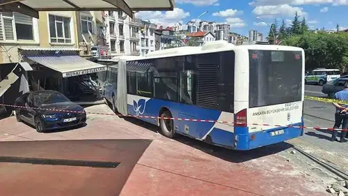 Belediye otobüsü iş yerine girdi: 7 yaralı