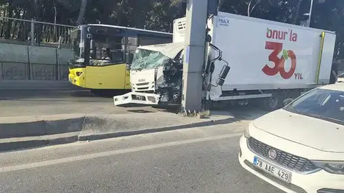 Kamyonet direğe çarptı