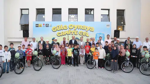Konya'da sabah namazına gelen çocuklara bisiklet hediye edildi!