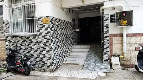 2 çocuğunun annesini çekiçle dövüp, bıçakla boğazını kesti