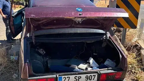 Refüje çarpan otomobildeki 3 kişi yaralandı