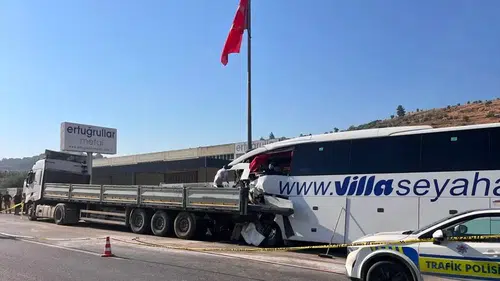 Yolcu otobüsü ile tırın çarpıştığı kazada ölü sayısı 4'e yükseldi