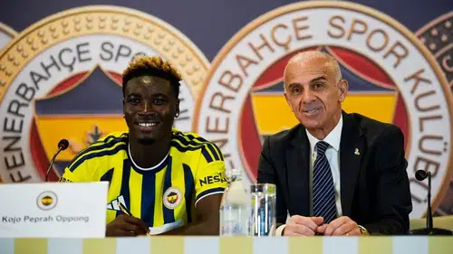 Fenerbahçe, yeni transferi Oppong için imza töreni düzenledi