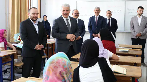 Vali Akın, yaz okulu öğrencilerini ziyaret etti