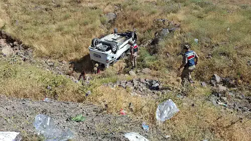 Hafif ticari araç şarampole devrildi: 1’i ağır, 6 yaralı