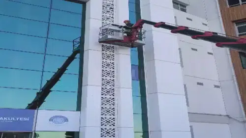 16 metre yükseklikte mahsur kalan kedi, kafes yöntemiyle kurtarıldı