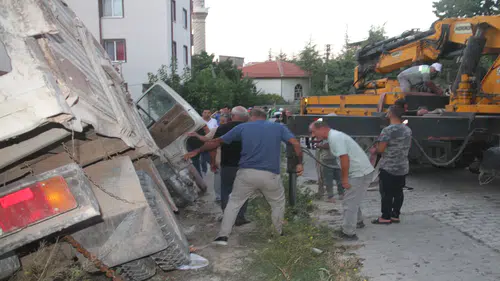 Konya'da el freni boşalan kamyoneti durdurmak isteyen kişi yaralandı