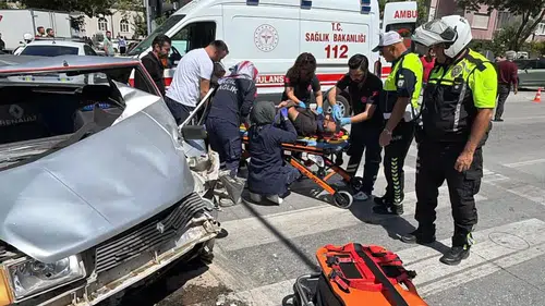Nalçacı Caddesi'nde korkunç kaza: Kontrolden çıkan araçta 3 kişi ağır yaralandı