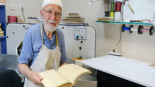 Konya'da 57 yıldır Kur'an-ı Kerim ciltliyor