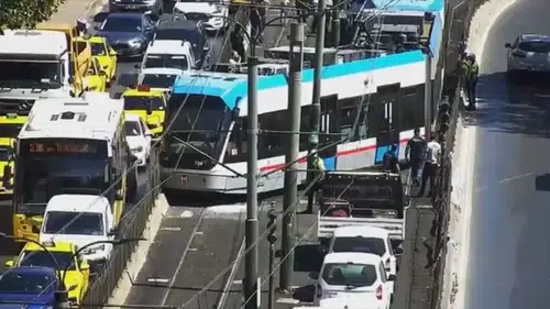 Tramvay raydan çıktı