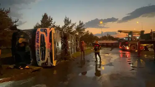Yolcu otobüsü ile akaryakıt tankeri çarpıştı:  35 yaralı