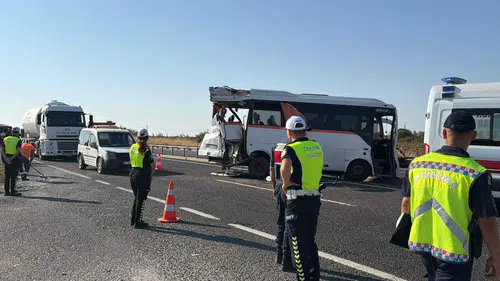 4 araç zincirleme kazaya karıştı; 29 yaralı