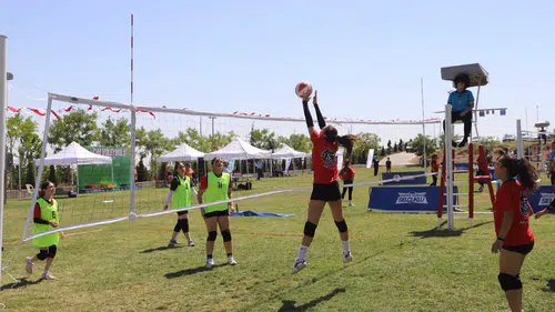 Selçuklu’da file üstünde büyük heyecan! Çim Voleybolu Turnuvası başlıyor