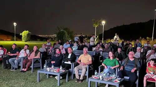 Konya’da huzurevinde yeşilçam tadında akşam! Açık hava sineması büyük ilgi gördü