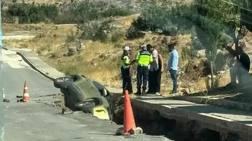 Otomobil, açılan çukura uçtu