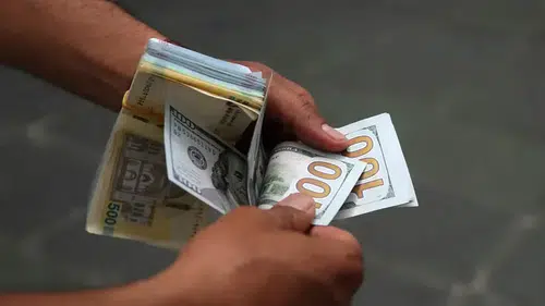 İran'da dolar en yüksek seviyeye çıktı