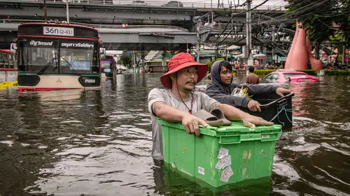 Bangkok sular altında: 700 bin kişi selden etkilendi
