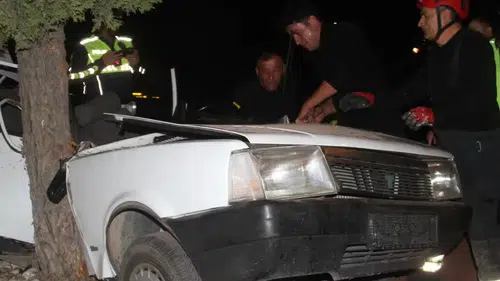 Konya’da feci kaza: Otomobil ağaca saplandı!