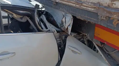 Otomobil, TIR'a arkadan çarptı: 2 yaralı