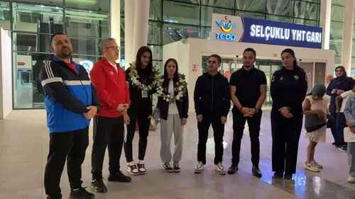 Konya’nın gururu Sinem Oruç Avrupa İkincisi Oldu: Çiçeklerle karşılandı!