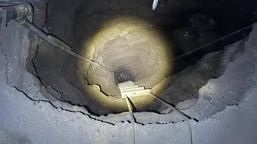 Defineciler evin içinde 25 metrelik kuyu kazdı