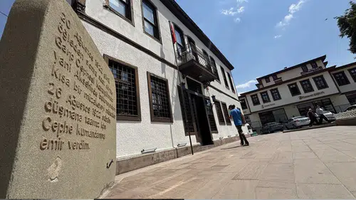 Atatürk’ün izleri hâlâ bu odada! Akşehir’deki tarihi karargâh ziyaretçilerini büyülüyor