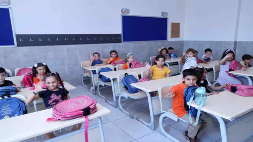 Minik öğrenciler sıralarında hediyelerle karşılandı