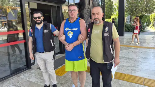 Türk bayrağına tüküren İngiliz turist tutuklandı