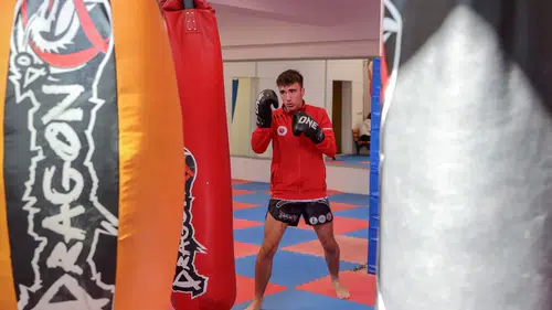 Antrenörsüz dünya ikincisi olan milli sporcunun hedefi zirve