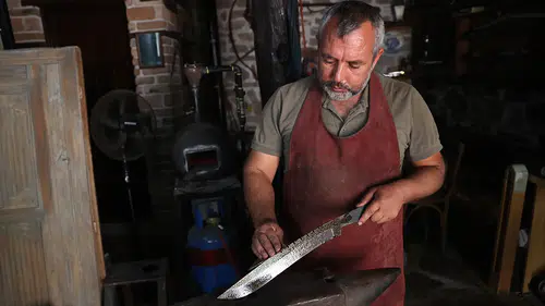 Konya’da geleneksel zanaatın son temsilcilerinden! Çeliği sanatla buluşturuyor