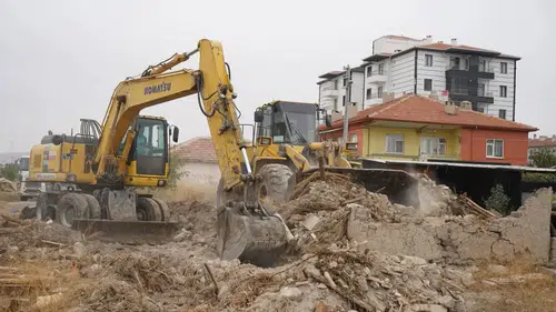 Konya'da metruk binalar yıkılıyor: Ekipler sahada!