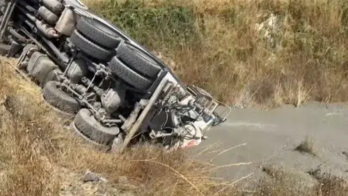 Beton mikseri şarampole devrildi