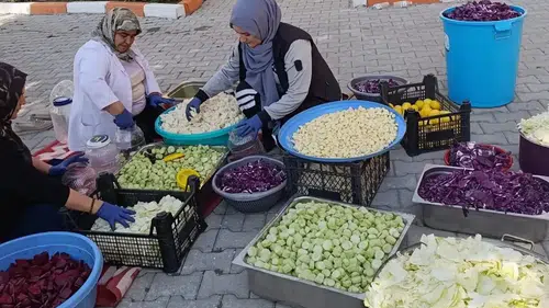Konya Çocuk Evleri Sitesi’nde kış hazırlığı: Çocuklar turşu kurdu
