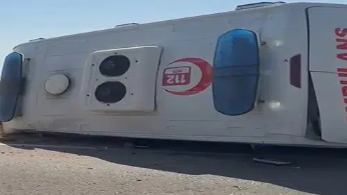 Zincirleme kazaya karışan ambulans devrildi: 3'ü sağlık personeli, 5 yaralı
