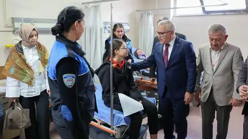Öğrenci servisi ile polis aracı çarpıştı, 13 öğrenci ve 3 polis yaralandı