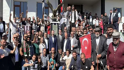 Serdal Adalı Beşiktaş köyünde! Kartal heykeli için kurdele kesildi