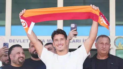 Milli futbolcu Deniz Gül, Galatasaray için İstanbul'a geldi