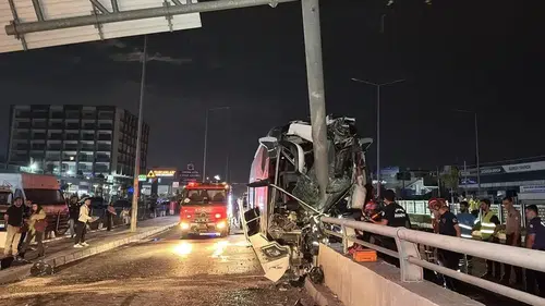 Yolcu otobüsünün direğe çarpması sonucu 11 kişi yaralandı