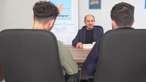 Bağımlılığı yenen iki arkadaş kendilerini mücadeleye adadı