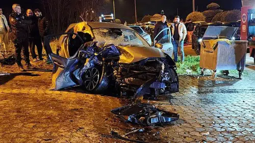 İki otomobil kafa kafaya çarpıştı