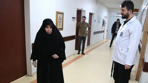 Robotik diz protezi cerrahisiyle 70 yaşındaki hasta rahat yürümeye başladı