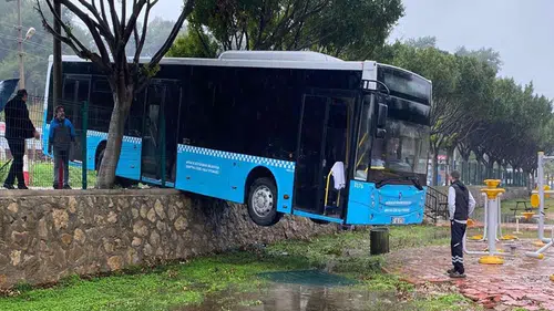 Freni boşalan otobüs, duvarda asılı kaldı