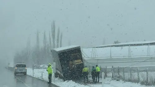 Konya'da tır çamura saplandı, ekipler harekete geçti