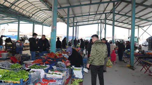 Konya'da salı pazarı bereketi: Taze ürünler yerini aldı!