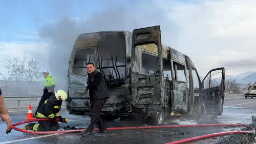 Konya'da yolcu minibüsü yandı