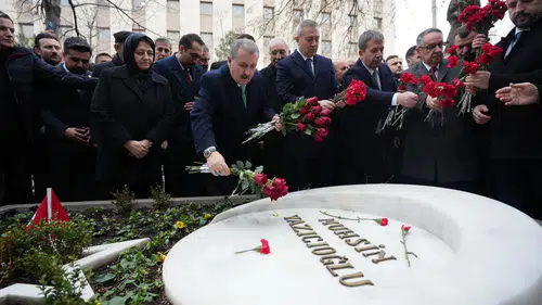 Kurduğu parti 33 yaşında: Suikaste kurban giden lidere mezarı başında teşekkür!